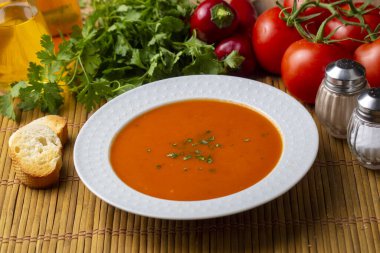Lezzetli görünen domates çorbası. Türkçe adı: Domates corbasi