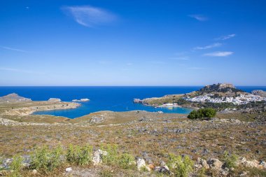 Yunanistan 'ın Rodos adasındaki Lindos Akropolü. Saint Paul Plajı ve Lindos Akropolis hava manzarası.