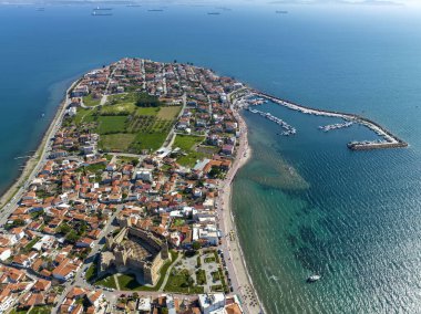 Antik, eski kale manzaralı, hava aracı. Şimdilerde İzmir 'in Candarli ilçesindeki şato; Candarli Kalesi - Türkiye