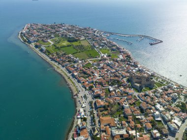 Antik, eski kale manzaralı, hava aracı. Şimdilerde İzmir 'in Candarli ilçesindeki şato; Candarli Kalesi - Türkiye