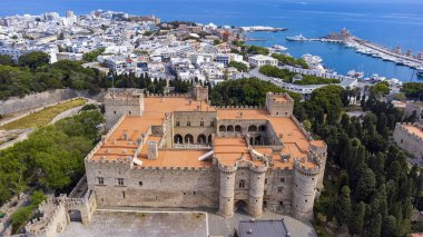 Rodos, Yunanistan 'daki Rodos adasında Büyük Üstat Sarayı' nın havadan panoramik manzaralı eski bir kasaba.