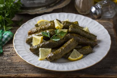 Geleneksel lezzetli Türk yemekleri; Dolma yaprak (Yaprak sarmasi)
