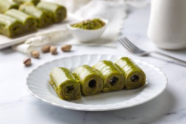 Fıstıklı baklava. Geleneksel Orta Doğu lezzetleri. Baklava 'nın yerel adı Fistikli Baklava dolama' dır. Türk tarzı şam fıstığı baklava sunumu ve hizmeti