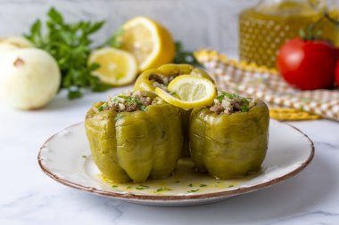 Geleneksel lezzetli Türk yemekleri; dolma dolma dolma dolma dolma biberli et (Türkçe adı; Etli biber dolmasi)