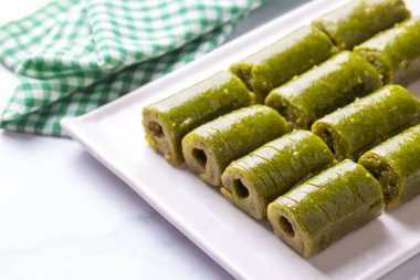 Fıstıklı baklava. Geleneksel Orta Doğu lezzetleri. Baklava 'nın yerel adı Fstikli Baklava veya dolama' dır. Türk tarzı şam fıstığı baklava sunumu ve hizmeti