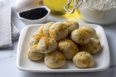 Geleneksel bitki kurabiyeleri. Siyah kimyonla yapılan el yapımı kurabiyeler Türk mutfağından. Türkçe adı: Corek otlu kurabiye