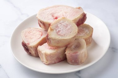 Beyaz arka planda izole edilmiş sığır iliği, Sığır eti Kemiği Kemiği, Beyaz Marrowbone Kırpma yolu ile.