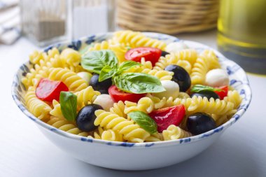 İtalyan soğuk makarna salatası ya da makarna fredda alla caprese. Tam üstte. Fusilli, domates, mozzarella, zeytin, roka. Türk ismi; burgu makarna salatasi