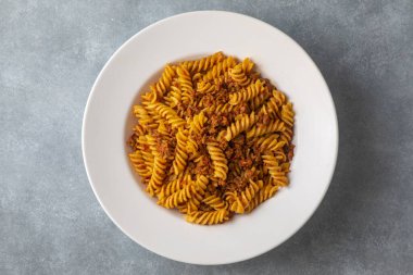 Fusilli makarna, sarmal ya da domatesli makarna, kıymalı sos - İtalyan yemeği tarzı.