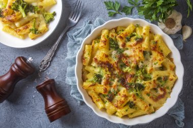 Brokoli ve tavuklu makarna. Brokoli, peynir ve fırında makarna sosu..