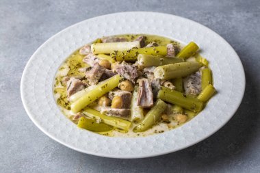 Siveydiz (Türkçe: Antep Style Local Food) taze sarımsak ve kuzu etiyle yapılan bir Antep tabağıdır. Türkçe isim; Siveydiz