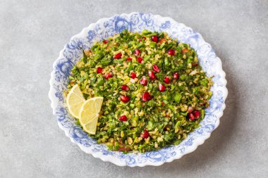 Tabbouleh salatası geleneksel bir orta doğu ya da Arap yemeğidir. Maydanozlu vejetaryen salatası, nane, bulgur, domates. Türkçe isim; Tablo salatasi