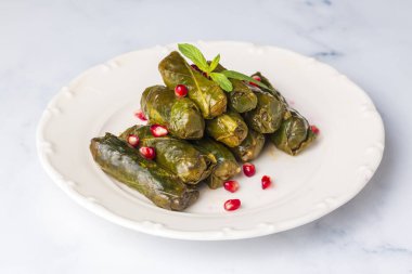 Pazi sarma. Pirinç, baharat, sarmaşık, dolmades, dolmadaki, dolmadakia ile doldurulmuş pazı yapraklarından yapılmış geleneksel Türk yemeği.