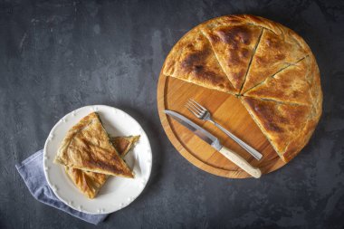 Spanakopita, ıspanaklı ve peynirli Yunan usulü börek. Lezzetli el yapımı turtalar. Türkçe adı; el acmasi borek
