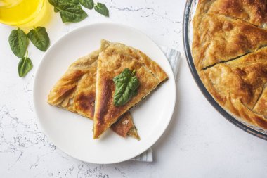Spanakopita, ıspanaklı ve peynirli Yunan usulü börek. Lezzetli el yapımı turtalar. Türkçe adı; el acmasi borek