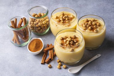 Kızarmış nohut Boza veya Bosa ile geleneksel Türk içeceği