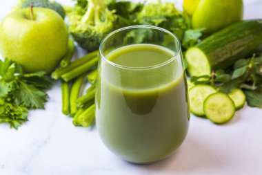 Bir bardak yeşil kereviz suyu. Kereviz içeceği sağlıklı beslenme ve detoks için hazırlanır..