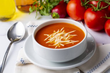 Lezzetli görünen domates çorbası. Türkçe adı: Domates corbasi