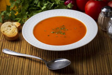 Lezzetli görünen domates çorbası. Türkçe adı: Domates corbasi