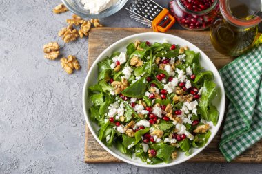 Ceviz ve nar ile servis edilen peynirli Arugula salatası. Türkçe adı: Roka salatasi