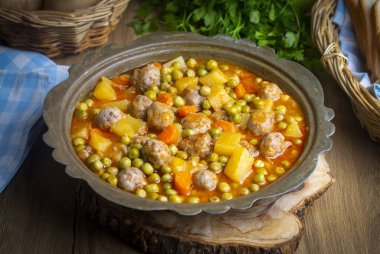 Köfteli Türk Gıda Yeşil Bezelye Güveci - Kofte veya Kofta Bezelye. (Türkçe adı; kofteli bezelye)