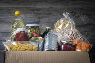 Fakirler için yiyecek dolu bir kutuyla gönüllü. Ramazan kolisi . Bağış konsepti