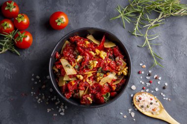 Geleneksel, lezzetli Türk aperatifleri; Cevizli kurutulmuş domates salatası (Türkçe adı; Kurutulmus domates mezesi salatasi)