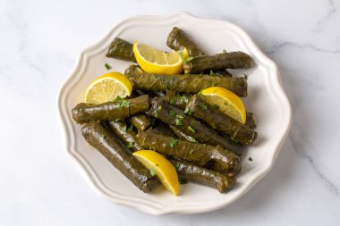 Geleneksel lezzetli Türk yemekleri; Dolma yaprak (Yaprak sarmasi)