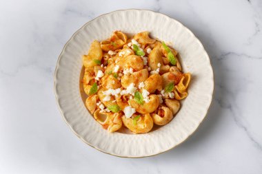 Domatesli ravioli makarna ya da peynirli makarna şeklinde pipo.