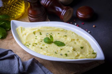Haşlanmış patatesten yapılmış kremalı patates püresi servisi. Türkçe adı; patates puresi