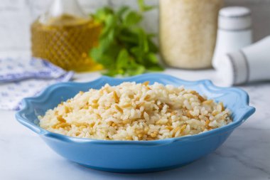 Geleneksel lezzetli Türk yemekleri; Türk usulü pirinç pilavı (Türkçe adı; Arpa sehriyeli pirinc pilavi)