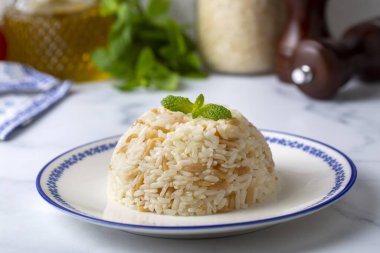 Geleneksel lezzetli Türk yemekleri; Türk usulü pirinç pilavı (Türkçe adı; Arpa sehriyeli pirinc pilavi)