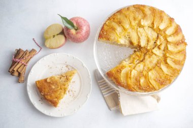 Karamelli elmalı pasta lezzetli bir tatlıdır. Türkçe adı; elmali keki