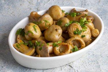 Lezzetli mantarlar sote (Türkçe: Mantar sote))