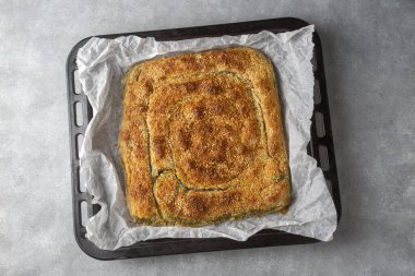 Yunan mutfağı; fırında ıspanaklı ıspanak peynirli turta üzerine spanakopita susamı. Türkçe adı: ispanakli borek