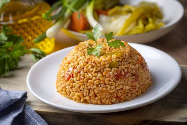 Tabakta domates sosu bulunan geleneksel Türk bulgur pilavı (Türkçe adı; meyhane pilavi))