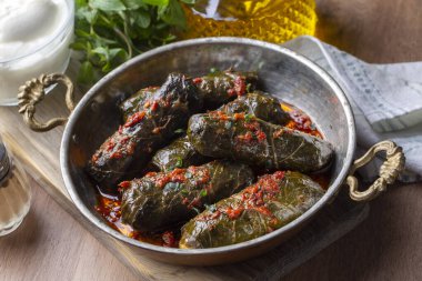 Haşlanmış yapraklı lahana dolması, geleneksel Türk türkçesi Karadeniz bölgesi yiyeceği, sarma, dolma (Türkçe adı Kara lahana sarmasi))