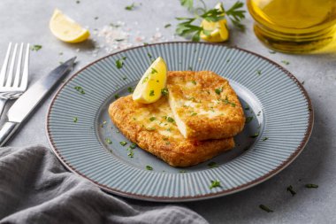 Saganaki, Yunan usulü bir kızarmış peynir lezzetidir..