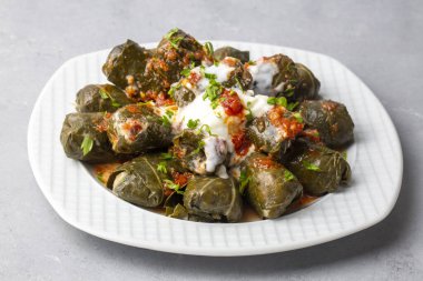 Haşlanmış yapraklı lahana dolması, geleneksel Türk türkçesi Karadeniz bölgesi yiyeceği, sarma, dolma (Türkçe adı Kara lahana sarmasi))