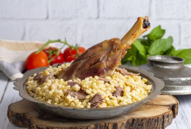 Türk yemekleri; bulgur buğday pilavı üzerine kuzu şiş tandır (Türkçe adı; bulgur bugday pilavi kuzu incik tandir)