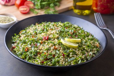 Geleneksel Lübnan salatası tabulu kinoa, otlar, domatesler, nane ve limon.