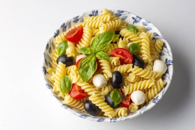 İtalyan soğuk makarna salatası ya da makarna fredda alla caprese. Tam üstte. Fusilli, domates, mozzarella, zeytin, roka. Türk ismi; burgu makarna salatasi