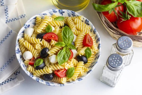 İtalyan soğuk makarna salatası ya da makarna fredda alla caprese. Tam üstte. Fusilli, domates, mozzarella, zeytin, roka. Türk ismi; burgu makarna salatasi