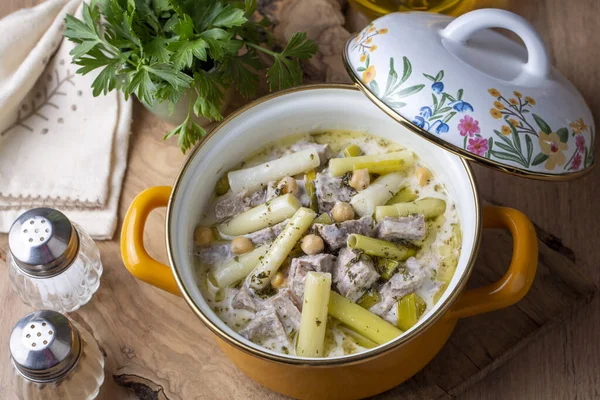 Siveydiz (Türkçe: Antep Style Local Food) taze sarımsak ve kuzu etiyle yapılan bir Antep tabağıdır. Türkçe isim; Siveydiz