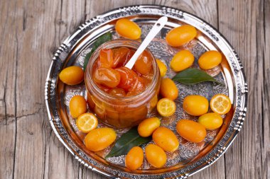 Kavanozda ev yapımı kumkat reçeli ve taze kumkatlar.