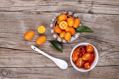 Kavanozda ev yapımı kumkat reçeli ve taze kumkatlar.