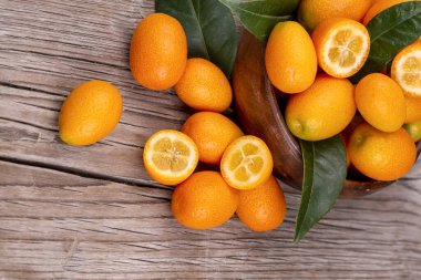 Organik gıda pazarında taze kumquats demet üst görünümü. 