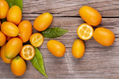 Organik gıda pazarında taze kumquats demet üst görünümü. 