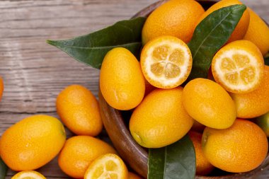 Organik gıda pazarında taze kumquats demet üst görünümü. 