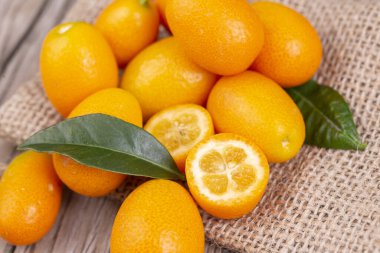 Organik gıda pazarında taze kumquats demet üst görünümü. 